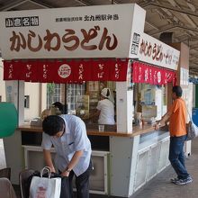 小倉駅1番ホームのかしわうどん