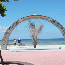 綺麗なビーチの入り口