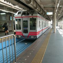 大船駅に入るモノレール