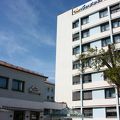 鉄道駅から徒歩数分、街歩きにも便利なホテルです。