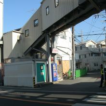 駅入出口前、誘導員がいます