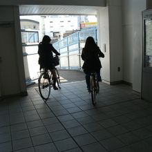 駅東口前・南方面。自転車降りてください