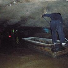 洞窟の舟