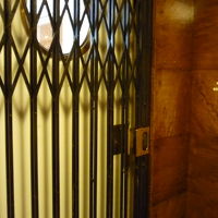 オールドタイプのエレベーターで四階へ