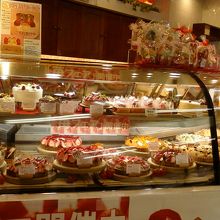 あまおうのタルトが目をひきます。