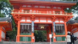 朱色の綺麗な門