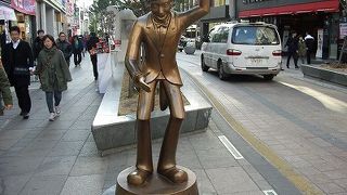 若者に人気の賑やかな街