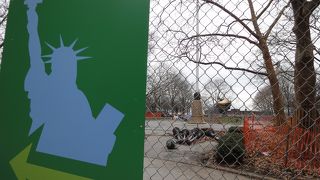 自由の女神が遠くに見えます。