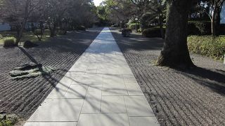 砂利が奇麗な豪邸