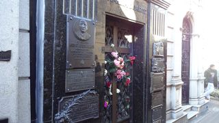 人が絶えないエビータの墓