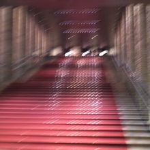 この奥にホールが