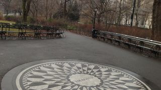 セントラルパークの西側にあります。