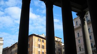 石の柱が素敵な神殿。