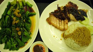 地元の人で大賑わいのフードコート