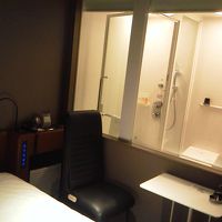 透け透け仕切りで、シャワーを浴びながら客室のTVが見れた♪