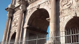 コロッセオの真ん前にあります