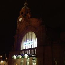 夜のヴィースバーデン中央駅