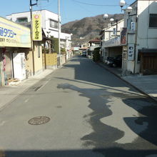 シンプルな駅前の通り