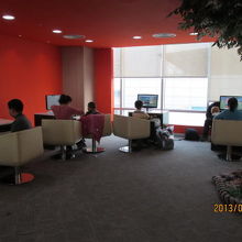 待合室のインターネットサービス。子供に占領され使えません。