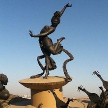 チケット売り場の前には大きな楊貴妃の像がありました。