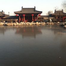 入り口と池を写してみました。