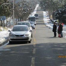 それを不思議そうに見る人々。