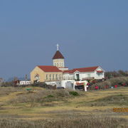 岬の突端に建つオールインの教会があります。