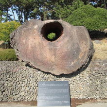 穴の開いた溶岩。