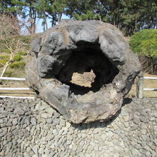 穴の開いた溶岩。