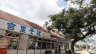 南国の食堂らしい佇まい。雰囲気も味も◎の宮里そば