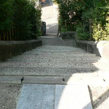 愛染堂勝鬘院から名づけられた愛染坂