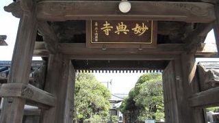 入口は小路から