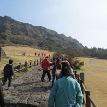 最初は緩やかな登り道です。