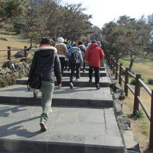 だんだん石段が高く成ります。