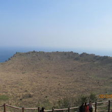 ３０分掛けて登りました。これが火口です。