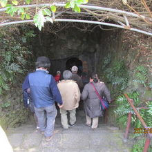 ここから洞窟へ入ります。