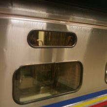 寝台の上段と下段の窓の大きさが凄い違います