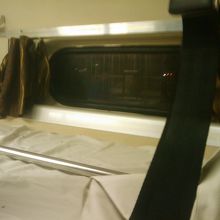 上段寝台。落下防止ベルトがあります。