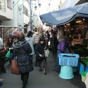 昔ながらの商店街、元気があっていい。