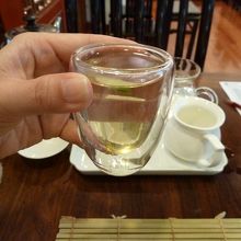 白茶という、ほとんど色がないお茶