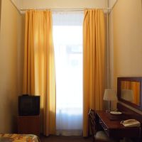 客室の様子。妙に天井が高い。ベッドはセミシングルです。狭い。