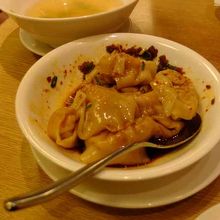 紅油抄手 このように良くラー油をからませて食べます