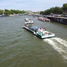 セーヌ川のクルーズ船