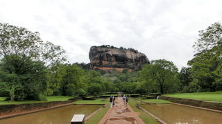 要塞化した岩上の王宮跡『シーギリヤロック』