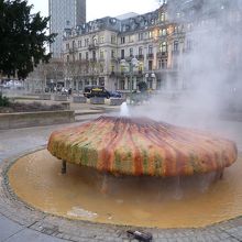 キノコのような物体から温泉が！