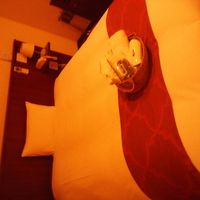 ちょっといいホテル風のベット＆アメニティ。