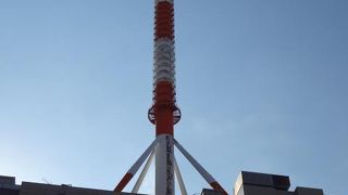 紅白の鉄塔が青空に映えます