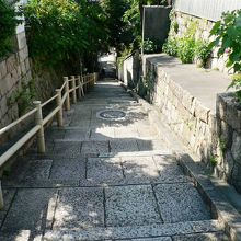 古くから夕陽の名所、天王寺七坂の口縄坂（くちなわざか）