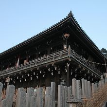 これぐらいかもう少し後ろ。前の柵内は火の粉かぶり