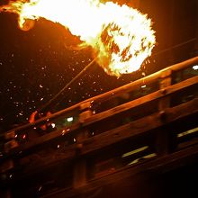 こんな風に松明を持って走る